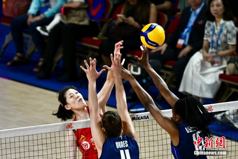 中国女排苦战五局不敌意大利 遭遇本赛季首败