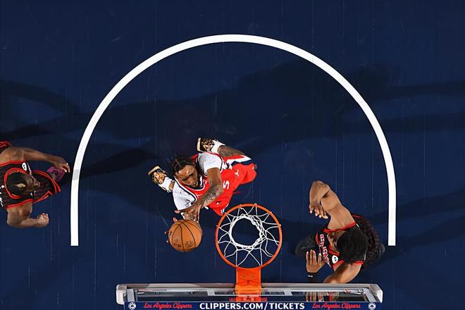 快船力克公牛迎四连胜 小琼斯全能表现引热议