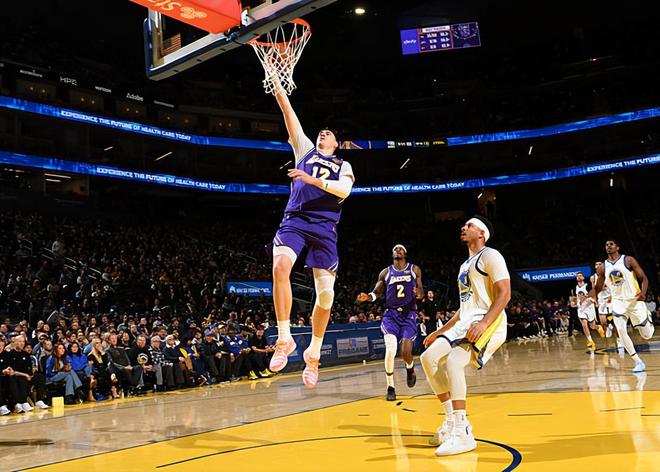 湖人终结三连败 拉拉维亚爆发助球队大胜勇士