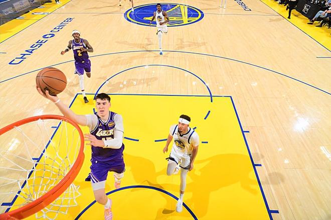 湖人终结三连败 拉拉维亚爆发助球队大胜勇士