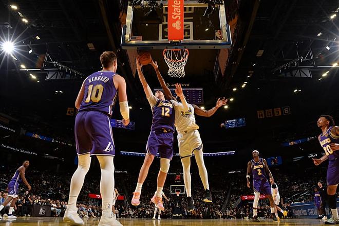 湖人终结三连败 拉拉维亚爆发助球队大胜勇士